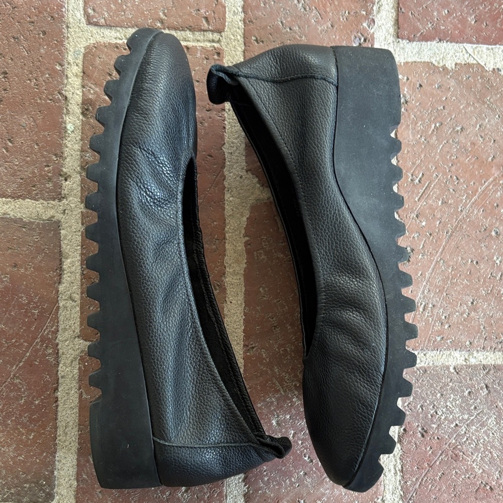 Aetrex Women's Brianna Black Leather Flats - Picture 6 of 12